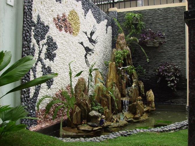 Non bộ trong vườn